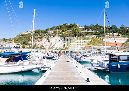 Ventimiglia, Italien - August 2022: Der Hafen von Cala del Forte, brandneues, hochmodernes Yachthafen-Hotel von Monte Carlo Stockfoto