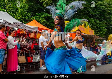 LANDSKRONA, SCHWEDEN – 28. JULI 2018: Örtlicher Karneval, auf dem Menschen sich in Kostümen verschiedener Kulturen verkleiden und Seite an Seite marschieren. Stockfoto