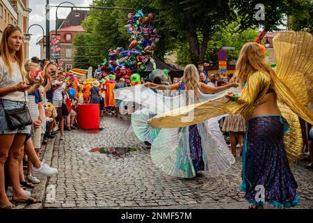 LANDSKRONA, SCHWEDEN – 28. JULI 2018: Örtlicher Karneval, auf dem Menschen sich in Kostümen verschiedener Kulturen verkleiden und Seite an Seite marschieren. Stockfoto