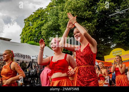 LANDSKRONA, SCHWEDEN – 28. JULI 2018: Örtlicher Karneval, auf dem Menschen sich in Kostümen verschiedener Kulturen verkleiden und Seite an Seite marschieren. Stockfoto