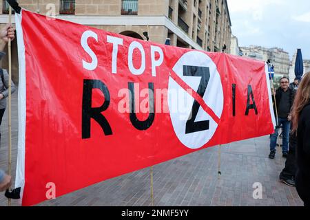 Marseille, Frankreich. 24. Februar 2023. Demonstranten halten während der Jubiläumsveranstaltung für den Frieden in der Ukraine ein Banner. Am Jahrestag des russischen Angriffs auf die Ukraine versammelten sich Aktivisten und die ukrainische Gemeinschaft, die in Marseille (Frankreich) leben, vor dem Rathaus von Marseille, um gegen diesen Krieg zu protestieren und zu hoffen, dass er beendet wird. Kredit: SOPA Images Limited/Alamy Live News Stockfoto