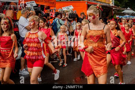 LANDSKRONA, SCHWEDEN – 28. JULI 2018: Örtlicher Karneval, auf dem Menschen sich in Kostümen verschiedener Kulturen verkleiden und Seite an Seite marschieren. Stockfoto