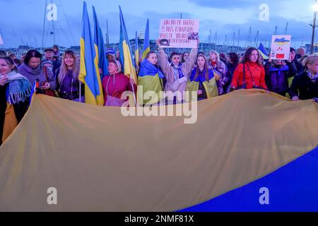 Marseille, Frankreich. 24. Februar 2023. Demonstranten halten während der Jubiläumsveranstaltung für den Frieden in der Ukraine Plakate und Flaggen. Am Jahrestag des russischen Angriffs auf die Ukraine versammelten sich Aktivisten und die ukrainische Gemeinschaft, die in Marseille (Frankreich) leben, vor dem Rathaus von Marseille, um gegen diesen Krieg zu protestieren und zu hoffen, dass er beendet wird. (Foto: Denis Thaust/SOPA Images/Sipa USA) Guthaben: SIPA USA/Alamy Live News Stockfoto