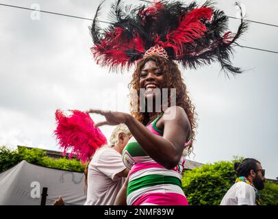 LANDSKRONA, SCHWEDEN – 28. JULI 2018: Örtlicher Karneval, auf dem Menschen sich in Kostümen verschiedener Kulturen verkleiden und Seite an Seite marschieren. Stockfoto