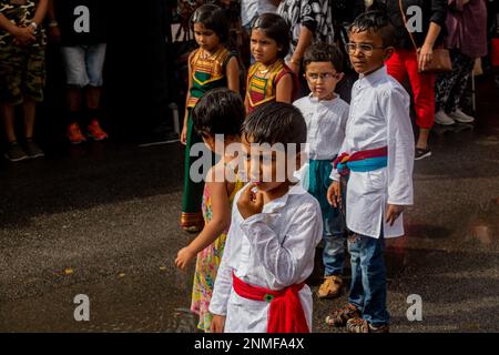 LANDSKRONA, SCHWEDEN – 28. JULI 2018: Örtlicher Karneval, auf dem Menschen sich in Kostümen verschiedener Kulturen verkleiden und Seite an Seite marschieren. Stockfoto