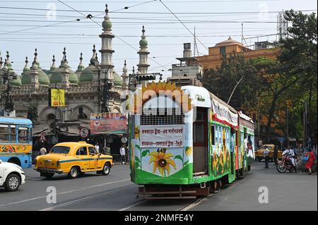 Kalkutta, Indien. 24. Februar 2023. KALKUTTA, INDIEN - FEBRUAR 24: Die geschmückte, ikonische Doppelbogey-Straßenbahn wird als Teil der Tramjatra 2023 gesehen, einer einwöchigen Feier des 150-jährigen Bestehens von Kalkutta, die Themen Kulturerbe, saubere Luft und grüne Mobilität auf der Esplanade am 24. Februar 2023 in Kalkutta, Indien, beleuchtet. Nach Angaben der Website der West Bengal Transport Corporation (WBTC) rollte die erste Straßenbahn, ein Pferdewagen, am 24. Februar 1873 auf Gleisen. Von den 30 Straßenbahnlinien gibt es jetzt nur noch 3 Laufstrecken. (Foto: Samir Jana/Hindustan Times/Sipa USA) Guthaben: SIPA USA/Alamy Live News Stockfoto