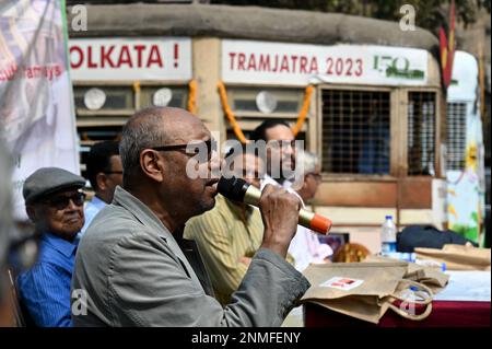 Kalkutta, Indien. 24. Februar 2023. KOLKATA, INDIEN - FEBRUAR 24: Musiker und Filmregisseur Anjan Dutta ist am 24. Februar 2023 auf der Esplanade in Kolkata, Indien, an der Veranstaltung "Tramjatra 2023" zum 150. Geburtstag der Straßenbahn von Kolkata anwesend. Nach Angaben der Website der West Bengal Transport Corporation (WBTC) rollte die erste Straßenbahn, ein Pferdewagen, am 24. Februar 1873 auf Gleisen. Von den 30 Straßenbahnlinien gibt es jetzt nur noch 3 Laufstrecken. (Foto: Samir Jana/Hindustan Times/Sipa USA) Guthaben: SIPA USA/Alamy Live News Stockfoto