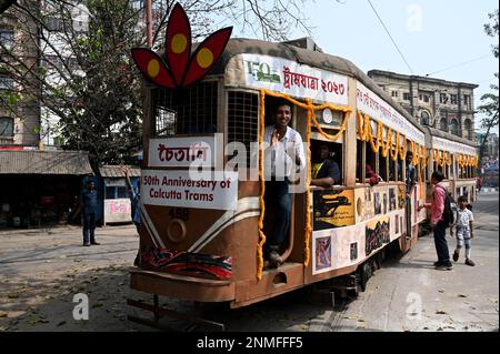 Kalkutta, Indien. 24. Februar 2023. KALKUTTA, INDIEN - FEBRUAR 24: Die geschmückte, ikonische Doppelbogey-Straßenbahn wird als Teil der Tramjatra 2023 gesehen, einer einwöchigen Feier des 150-jährigen Bestehens von Kalkutta, die Themen Kulturerbe, saubere Luft und grüne Mobilität auf der Esplanade am 24. Februar 2023 in Kalkutta, Indien, beleuchtet. Nach Angaben der Website der West Bengal Transport Corporation (WBTC) rollte die erste Straßenbahn, ein Pferdewagen, am 24. Februar 1873 auf Gleisen. Von den 30 Straßenbahnlinien gibt es jetzt nur noch 3 Laufstrecken. (Foto: Samir Jana/Hindustan Times/Sipa USA) Guthaben: SIPA USA/Alamy Live News Stockfoto