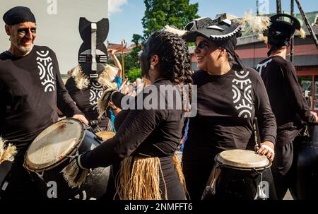 LANDSKRONA, SCHWEDEN – 28. JULI 2018: Örtlicher Karneval, auf dem Menschen sich in Kostümen verschiedener Kulturen verkleiden und Seite an Seite marschieren. Stockfoto