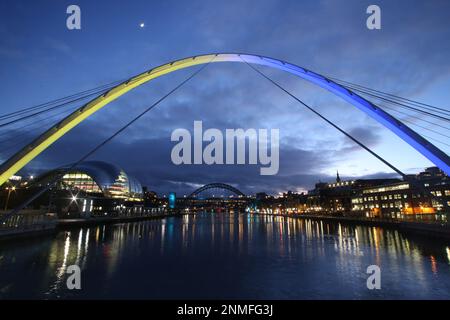 Ukraine war Anniversary of Russia's Invasion, Gateshead Millennium Bridge erleuchtet in den ukrainischen Farben, Gateshead empfängt ukrainische Staatsangehörige aus dem Krieg, Newcastle Upon Tyne, Vereinigtes Königreich, 24. Februar 2022, Kredit: DEWAlamy Live News Stockfoto