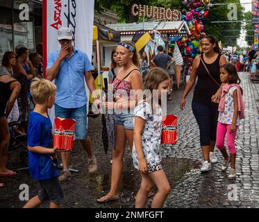 LANDSKRONA, SCHWEDEN – 28. JULI 2018: Örtlicher Karneval, auf dem Menschen sich in Kostümen verschiedener Kulturen verkleiden und Seite an Seite marschieren. Stockfoto