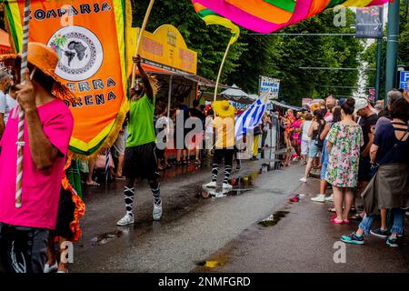 LANDSKRONA, SCHWEDEN – 28. JULI 2018: Örtlicher Karneval, auf dem Menschen sich in Kostümen verschiedener Kulturen verkleiden und Seite an Seite marschieren. Stockfoto