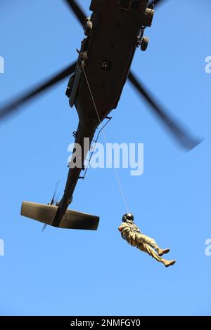 USA Soldaten mit dem 28. Expeditionary Combat Aviation Brigade Zug mit Hebevorrichtungen in UH-60 Black Hawk Hubschraubern am Muir Army Airfield, 24. Februar 2023. (USA Army National Guard Foto von 2. LT. Kate Kramer) Stockfoto