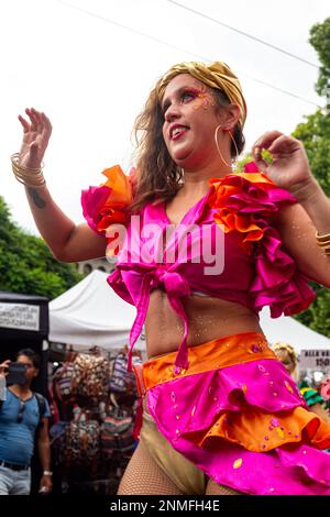 LANDSKRONA, SCHWEDEN – 28. JULI 2018: Örtlicher Karneval, auf dem Menschen sich in Kostümen verschiedener Kulturen verkleiden und Seite an Seite marschieren. Stockfoto