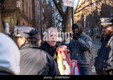 Queens, USA. 24. Februar 2023. Demonstranten und Gegenprotestierende besuchen am 24. Februar 2023 die Drag Queen Story Hour in einer öffentlichen Bibliothek in Queens, NY. (Foto: Matthew Rodier/Sipa USA) Guthaben: SIPA USA/Alamy Live News Stockfoto