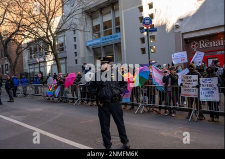 Queens, USA. 24. Februar 2023. Demonstranten und Gegenprotestierende besuchen am 24. Februar 2023 die Drag Queen Story Hour in einer öffentlichen Bibliothek in Queens, NY. (Foto: Matthew Rodier/Sipa USA) Guthaben: SIPA USA/Alamy Live News Stockfoto