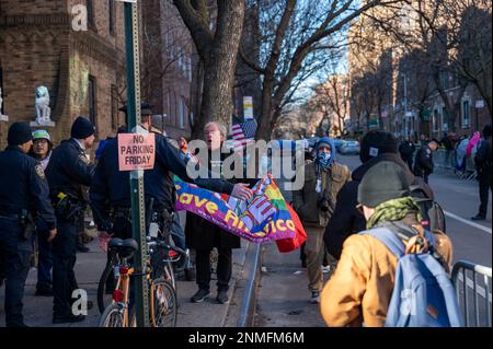 Queens, USA. 24. Februar 2023. Demonstranten und Gegenprotestierende besuchen am 24. Februar 2023 die Drag Queen Story Hour in einer öffentlichen Bibliothek in Queens, NY. (Foto: Matthew Rodier/Sipa USA) Guthaben: SIPA USA/Alamy Live News Stockfoto