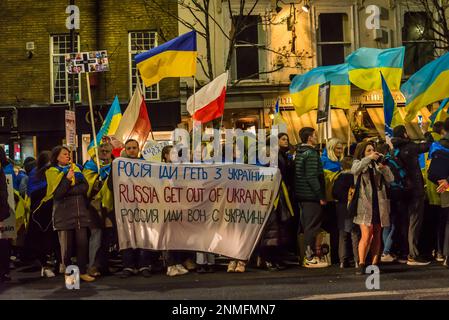 Das Banner "Russland kommt aus der Ukraine raus" bei der Gedenkveranstaltung "gebrochenes, aber ungebrochenes Herz", die den Jahrestag der russischen Invasion der Ukraine in Fro feiert Stockfoto