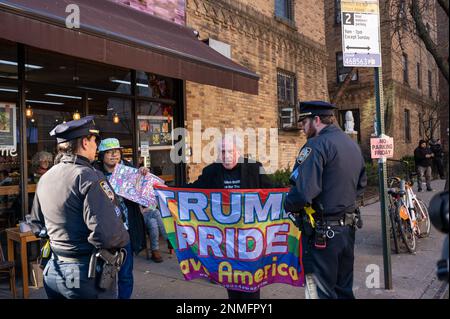 Queens, USA. 24. Februar 2023. Demonstranten und Gegenprotestierende besuchen am 24. Februar 2023 die Drag Queen Story Hour in einer öffentlichen Bibliothek in Queens, NY. (Foto: Matthew Rodier/Sipa USA) Guthaben: SIPA USA/Alamy Live News Stockfoto