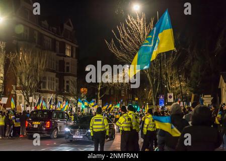 "Heart Broken but unbroken", Gedenkveranstaltung anlässlich des Jahrestages der russischen Invasion der Ukraine vor der russischen Botschaft, London, UK 24/0 Stockfoto