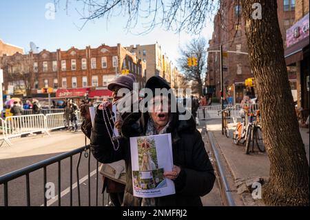 Queens, USA. 24. Februar 2023. Demonstranten und Gegenprotestierende besuchen am 24. Februar 2023 die Drag Queen Story Hour in einer öffentlichen Bibliothek in Queens, NY. (Foto: Matthew Rodier/Sipa USA) Guthaben: SIPA USA/Alamy Live News Stockfoto