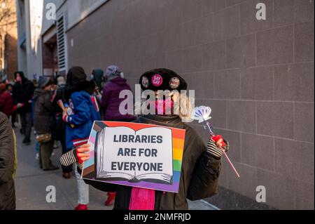 Queens, USA. 24. Februar 2023. Demonstranten und Gegenprotestierende besuchen am 24. Februar 2023 die Drag Queen Story Hour in einer öffentlichen Bibliothek in Queens, NY. (Foto: Matthew Rodier/Sipa USA) Guthaben: SIPA USA/Alamy Live News Stockfoto