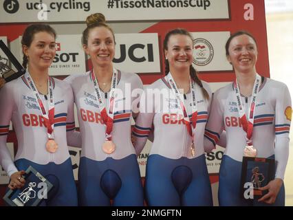 Jakarta, Indonesien. 24. Februar 2023. Bronzemedaillen Team Britain posieren während der Medaillenverleihung der Frauenmannschaft beim UCI Track Cycling Nations Cup 2023 in Jakarta, Indonesien, am 24. Februar 2023. Kredit: Zulkarnain/Xinhua/Alamy Live News Stockfoto