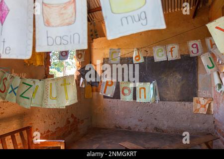 Ein Klassenzimmer in einer ländlichen Grundschule in Uganda. Stockfoto