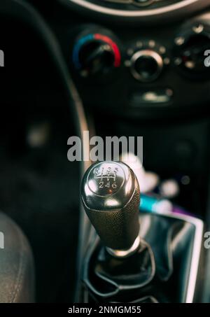 Nahaufnahme eines Auto-Schalthebels Schaltgetriebe, manueller Schalthebel eines Autos. Ansicht eines Pkw-Schaltstiels Schaltgetriebe Stockfoto