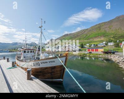 Fischerboot im Hafen, Hering Museum im hinteren Teil, Siglufjoerour, Norourland Eystra, Island Stockfoto