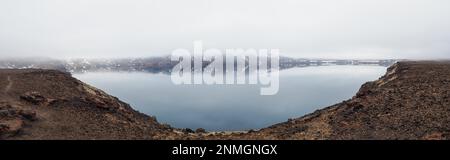 Dichter Nebel über dem Kratersee Oeskjuvatn, Caldera des Vulkans Askja, Hochland, Island Stockfoto