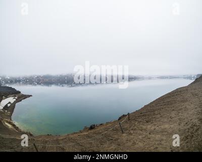 Dichter Nebel über dem Kratersee Oeskjuvatn, Caldera des Vulkans Askja, Hochland, Island Stockfoto