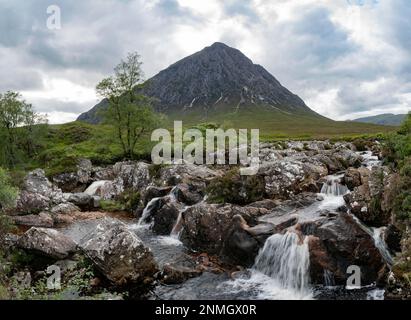 Wasserfälle vor den Bergen Buachaille Etive Mor, Glen Coe, Schottland, Großbritannien Stockfoto