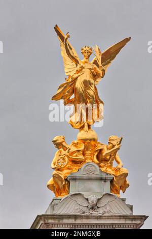 Angel of Victory, goldene Statue auf dem Victoria Memorial vor dem Buckingham Palace in London, England, Großbritannien Stockfoto