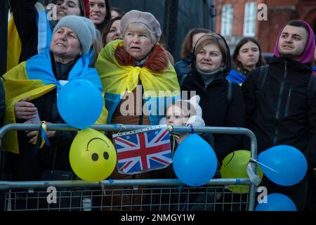 London, Großbritannien. 24. Februar 2023 London, Großbritannien. Demonstranten vor der russischen Botschaft nach einem Ökumenischen Gedenkgottesdienst an der Statue des Heiligen Volodymyr im Holland Park. Am Jahrestag der russischen Invasion der Ukraine haben sich Menschen versammelt, um an diejenigen zu erinnern, die während dieses Krieges ihr Leben verloren haben. Kredit: Kiki Streitberger/Alamy Live News Stockfoto