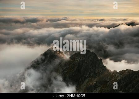 Die aufgehende Sonne erleuchtet die Berglandschaft, das Tatra-Gebirge, Polen Stockfoto