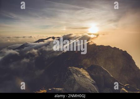 Die aufgehende Sonne erleuchtet die Berglandschaft, das Tatra-Gebirge, Polen Stockfoto