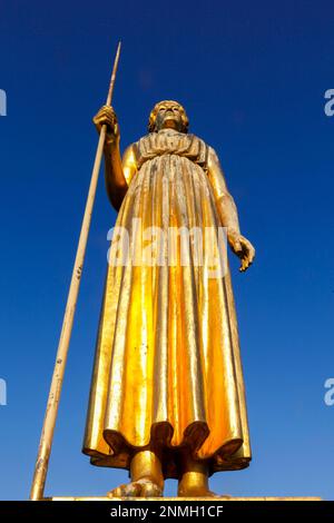 Vergoldete griechische Kunstgöttin Pallas Athena von Johannes Knubel 1926, vor der Tonhalle, Düsseldorf, Nordrhein-Westfalen, Deutschland Stockfoto