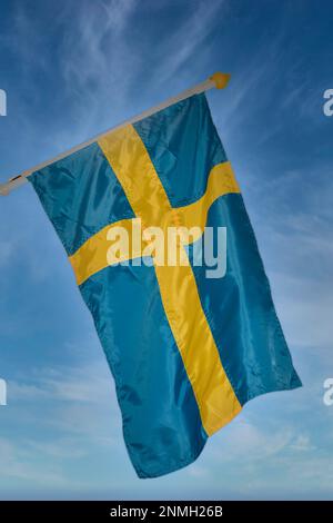 Flagge Schwedens vor blauem Himmel mit Schleierwolken Stockfoto