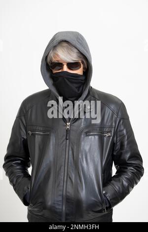 Älterer Mann mit Maske und Sonnenbrille Stockfoto
