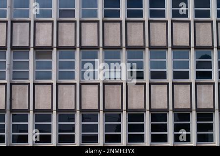 Außenansicht des symmetrischen Gebäudes mit Glasfenstern Stockfoto