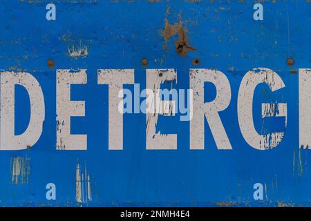 Weiße abstrakte typografische Buchstaben auf einer blauen Grunge-Hintergrundwand in Melbourne, Australien. Stockfoto