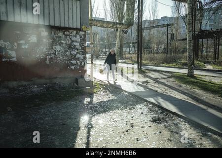 Seit der Rückeroberung der Stadt Kherson durch ukrainische Truppen am 11. November 2022 wird die Stadt täglich von russischen Artillerien bombardiert, auf denen sie stationiert ist Stockfoto