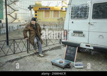 Kartoffelverkäufer vor seinem Lieferwagen, seit die ukrainische Truppe die Stadt Kherson am 11. November 2022 zurückerobert hat, ist die Stadt das Stockfoto