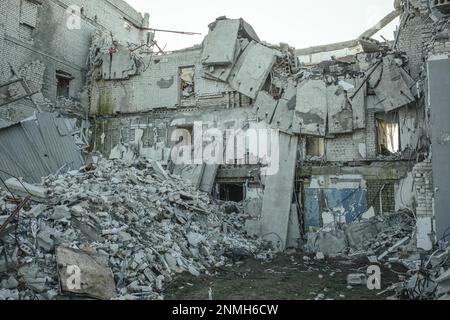 Seit der Rückeroberung der Stadt Kherson durch ukrainische Truppen am 11. November 2022 wird die Stadt täglich von russischen Artillerien bombardiert, auf denen sie stationiert ist Stockfoto