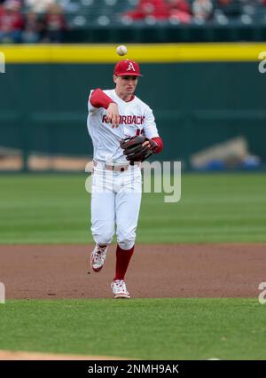 24. Februar 2023: Razorback-Infielder Brady Slavens #17 wirft über den Diamanten. Arkansas besiegte Eastern Illinois 13-2 in Fayetteville, AR, Richey Miller/CSM Stockfoto