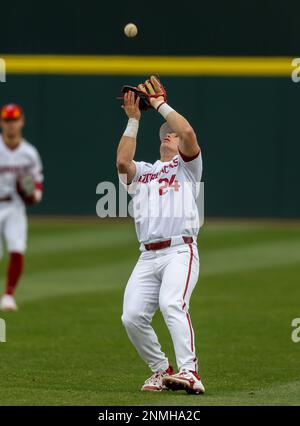 24. Februar 2023: Razorback Infielder Peyton holt #24 setzt sich unter einer Pop Fliege nieder. Arkansas besiegte Eastern Illinois 13-2 in Fayetteville, AR, Richey Miller/CSM Stockfoto