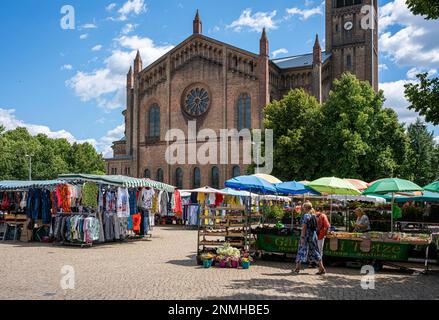 Marktstand vor der Kirche St. Peter und Paul, Potsdam, Brandeburg, Deutschland Stockfoto