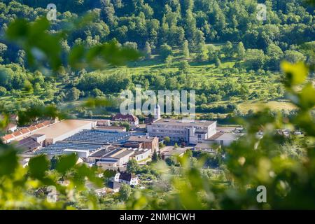 Blick auf Unterhausen-Lichtenstein, Fabrikstandort Uebersberg Ernsthuette, Gebäude, Industriegebäude, Pfullingen, Baden-Württemberg, Deutschland Stockfoto