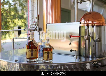 Swabian Whisky, Gin, Destillate, Flaschen, Etiketten, Rabel Destillery, Berghof Rabel, Albdinkel Whisky Show Destillery, Destillery, Owen Stockfoto